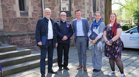 V.l.n.r. Ole-Per Wähling (Vereinsvorsitzender Lebensfahrten e. V.), Matthias Roberg (Treffpunkt-Leiter Lebensfahrten e. V.), BM Markus Renner, Maria Wodzinska-Jaskulka und Elena Schöndube (Projektmitarbeiterinnen Diakonie Meißen) bei der Bescheidübergabe Ende April.
