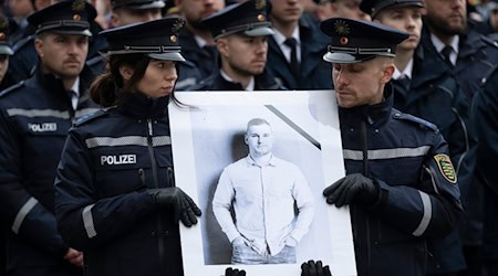 Für die Hinterbliebenen des im Dienst getöteten Polizisten Maximilian Stoppa wurden rund 215.000 Euro gespendet. (Archivbild) / Foto: Sebastian Kahnert/dpa