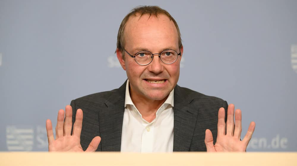 Grünen-Politiker Wolfram Günther sieht Sachsen in einer tiefen Krise. (Archivbild) / Foto: Robert Michael/dpa