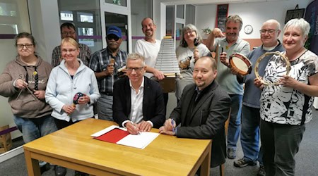 Jörg Polenz (li.), Geschäftsführer Palais Sommer, und Thomas Slesazeck (re.), Geschäftsführer Diakonie Dresden, besiegeln im ABZ an der Albertstraße ihre strategische Partnerschaft. (Bild: Palais Sommer)
