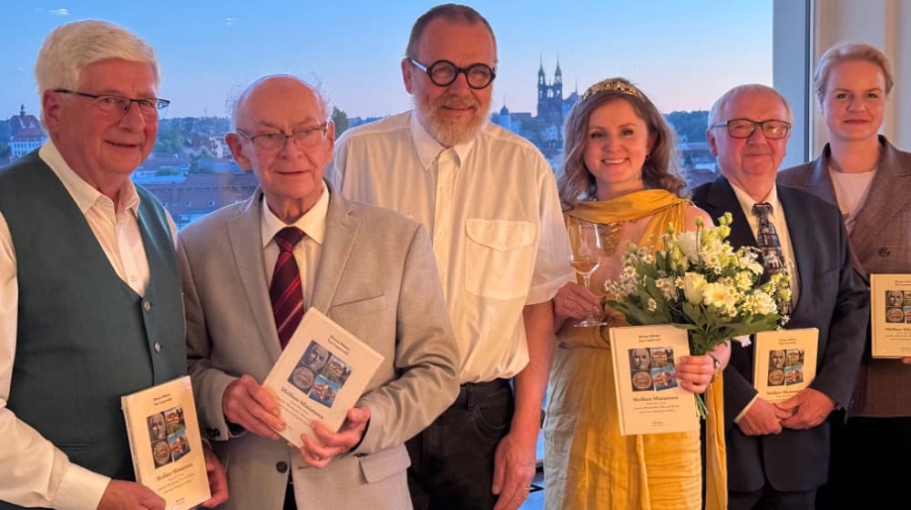 Bei der Buchpremiere in der Meißner Winzergenossenschaft v.l.n.r.: Jürgen Zuschke (Winzergenosseschaft), Autor Werner Böhme, Autor Tom Lauerwald, Weinkönigin Ivanna Wübken, Dr. Rainer Grund (Münzkabinett) und Simone Panitz (1.100 Jahrfeier). Foto: Ulf Mallek