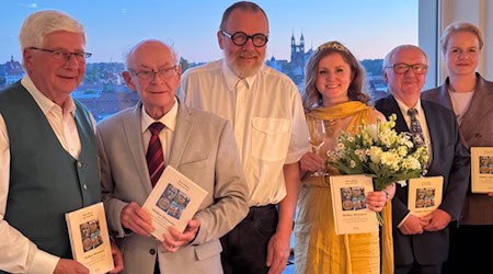 Bei der Buchpremiere in der Meißner Winzergenossenschaft v.l.n.r.: Jürgen Zuschke (Winzergenosseschaft), Autor Werner Böhme, Autor Tom Lauerwald, Weinkönigin Ivanna Wübken, Dr. Rainer Grund (Münzkabinett) und Simone Panitz (1.100 Jahrfeier). Foto: Ulf Mallek