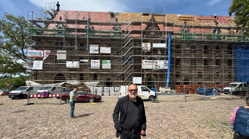 Tom Lauerwald vor dem Kornhaus: das Dach ist bald fertig. Foto: Ulf Mallek