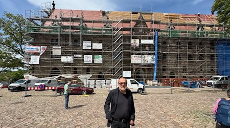 Tom Lauerwald vor dem Kornhaus: das Dach ist bald fertig. Foto: Ulf Mallek