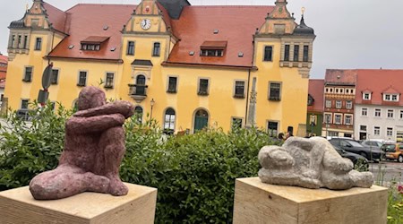Die beiden neuen Figuren auf soliden Sandsteinsockeln vorm Lommatzscher Rathaus. Fotos: Mallek