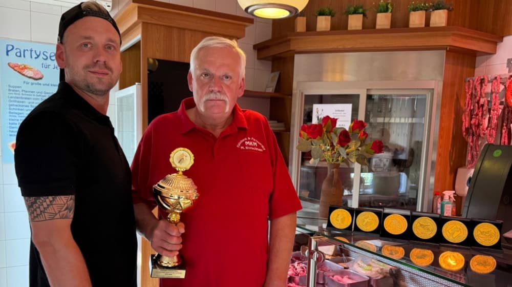 Vor ihren Goldmedaillen: Die Fleischermeister Markus und Martin Kretschmann aus Meißen. Foto: Kretschmann