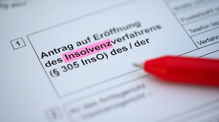 Nach der Insolvenz der Glashütte Freital läuft die Suche nach einem Investor (Symbolbild). / Foto: Jonas Walzberg/dpa