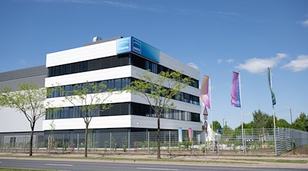 Jenoptik investierte in das neue Werk in Dresden knapp 100 Millionen Euro. / Foto: Sebastian Kahnert/dpa