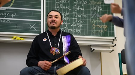 Vor den Karl-May-Festtagen besucht ein echter Lakota ausgewählte sächsische Grundschulen.  / Foto: Robert Michael/dpa
