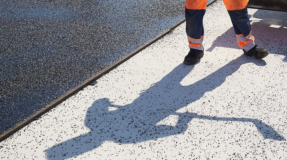 Mehrere Straßenbauunternehmen aus ganz Deutschland sollen sich bei Aufträgen für Kommunen über Jahre abgesprochen haben. (Symbolbild) / Foto: Thomas Frey/dpa