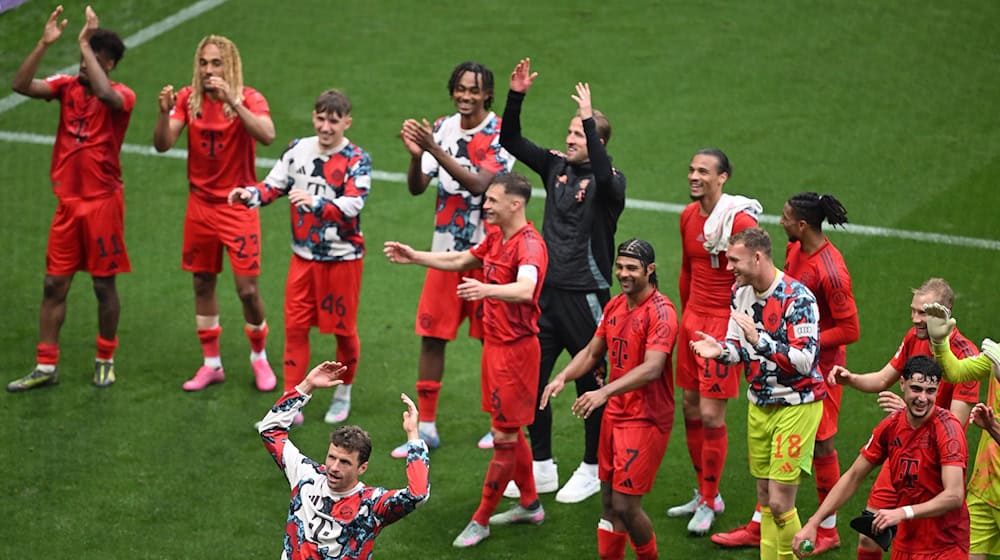 Thomas Müller (front) joined in the wave with the fans after the 3-3 draw in Leipzig / Photo: Hendrik Schmidt/dpa