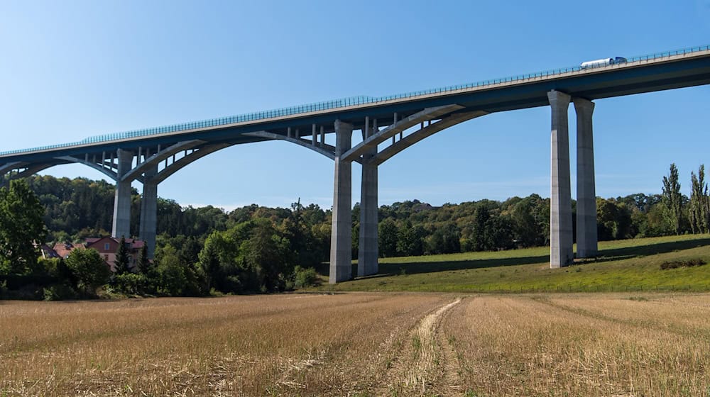 Die Bundesgütegemeinschaft Instandsetzung von Betonbauwerken hat Daten über den Zustand von Autobahnbrücken ausgewertet. (Archivbild) / Foto: Monika Skolimowska/dpa-Zentralbild/dpa