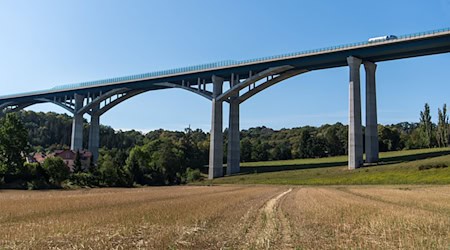 Die Bundesgütegemeinschaft Instandsetzung von Betonbauwerken hat Daten über den Zustand von Autobahnbrücken ausgewertet. (Archivbild) / Foto: Monika Skolimowska/dpa-Zentralbild/dpa