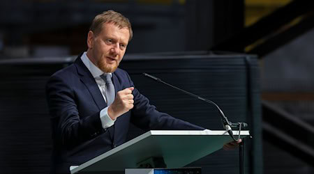 W diskusiji wo pomocy Ukrainy skorži sakski ministerski prezident Michael Kretschmer přiběrace pačenje towaršnosće. (Archivfoto) / Foto: Jan Woitas/dpa