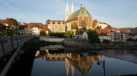 El Neisse frente a la iglesia parroquial de San Pedro y San Pablo en Görlitz. El río Neisse dio nombre al festival de cine en el triángulo fronterizo de Alemania, Polonia y la República Checa. (Foto de archivo) / Foto: Sebastian Kahnert/dpa