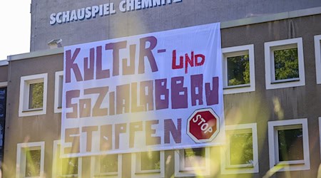 Aktivisten haben das Chemnitzer Schauspielhaus besetzt und protestieren gegen Kultur- und Sozialabbau. / Foto: Hendrik Schmidt/dpa