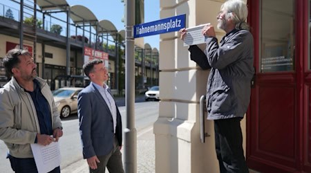 Christian Friedel, Leiter des Amtes für Stadtmarketing, Tourismus und Kultur, Bürgermeister Markus Renner und Dr. Helge Landmann beim Anbringen des Schildes. Foto: Stadt Meißen