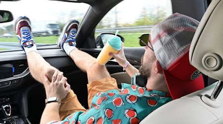 Gefährlich: Bei einem Crash schleudern die Airbags die Knie zum Kopf. Foto: Dekra