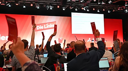 Die Linke beschließt offiziell eine Mandatszeitbegrenzung auf drei Wahlperioden im Bundestag. / Foto: Elisa Schu/dpa