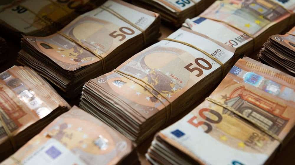 The Left Party is calling for top earners to contribute appropriately to the financing of the social security system. (Symbolic image) / Photo: Silas Stein/dpa