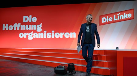 Šef Lěwicy Jan van Aken kritizuje dobytki z akciju Porynskeje. / Foto: Hendrik Schmidt/dpa