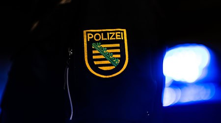 Der Mann wurde von der Feuerwehr schwer verletzt aus der Wohnung gerettet. (Archivbild) / Foto: Robert Michael/dpa