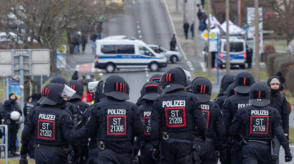 Wegen eines Bengalos-Wurfs auf Polizisten ist Anklage gegen einen 26-Jährigen erhoben worden. (Archivbild) / Foto: Daniel Wagner/dpa-Zentralbild/dpa