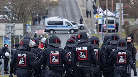 Wegen eines Bengalos-Wurfs auf Polizisten ist Anklage gegen einen 26-Jährigen erhoben worden. (Archivbild) / Foto: Daniel Wagner/dpa-Zentralbild/dpa
