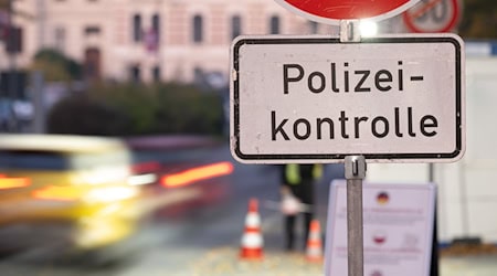 In Görlitz protestieren Menschen gegen die Asylpolitik der Bundesregierung. (Symbolbild) / Foto: Sebastian Kahnert/dpa