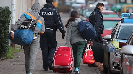 Mehr abgelehnte Asylbewerber freiwillig aus Sachsen ausgereist (Symbolbild) / Foto: picture alliance / Sebastian Willnow/dpa-Zentralbild/dpa