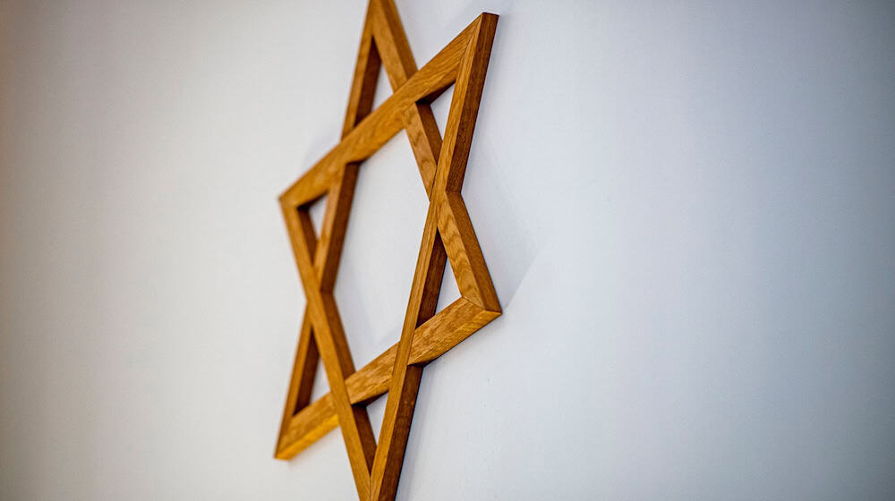 Im Vergleich zu 2023 stieg die Zahl der gemeldeten antisemitischen Vorfälle in Sachsen um 82 Prozent an. (Symbolbild) / Foto: David Inderlied/dpa