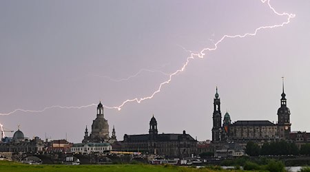 Der DWD erwartet in Sachsen Gewitter und Starkregen. (Archivbild) / Foto: Robert Michael/dpa