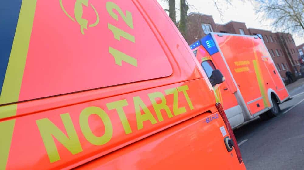 Rettungssanitäter kümmerten sich um die 21-Jährige. (Symbolbild) / Foto: Julian Stratenschulte/dpa