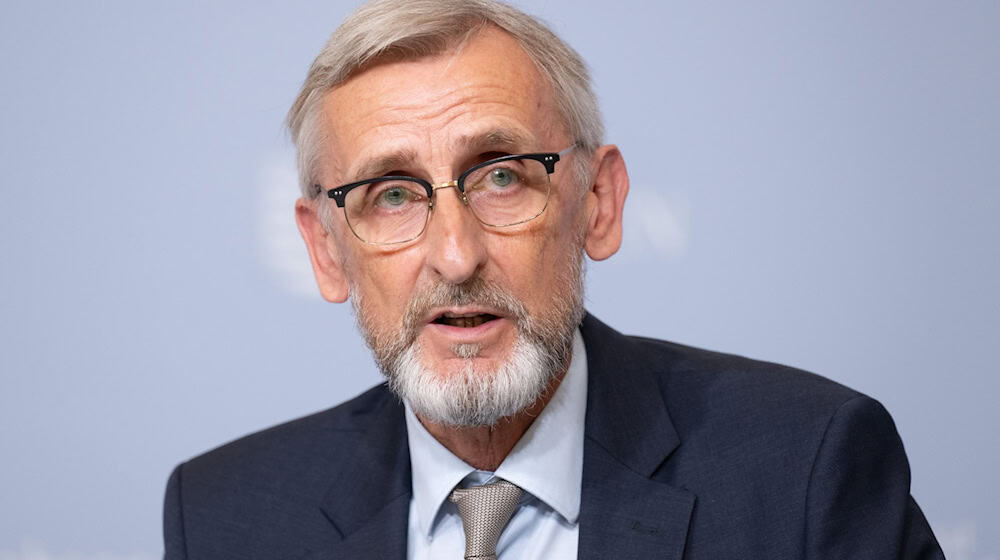 After AfD classification, Interior Minister Armin Schuster rejects an unreasonable attitude test for civil servants with AfD membership. (Archive photo) / Photo: Sebastian Kahnert/dpa