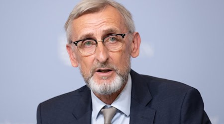 After AfD classification, Interior Minister Armin Schuster rejects an unreasonable attitude test for civil servants with AfD membership. (Archive photo) / Photo: Sebastian Kahnert/dpa
