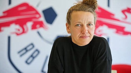 Viola Odebrecht, Leiterin Frauen- und Mädchenfußball von RB Leipzig, verzeichnet schon den fünften Abgang nach der Saison. Allerdings gibt es schon zahlreiche Neuzugänge.  / Foto: Jan Woitas/dpa
