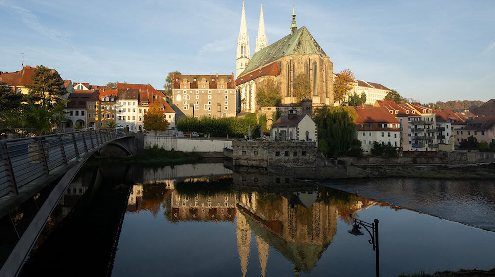 Die Neiße vor der Pfarrkirche St. Peter und Paul in Görlitz. Der Fluss Neiße gab dem Filmfestival im Dreiländereck von Deutschland, Polen und Tschechien den Namen. (Archivbild) / Foto: Sebastian Kahnert/dpa
