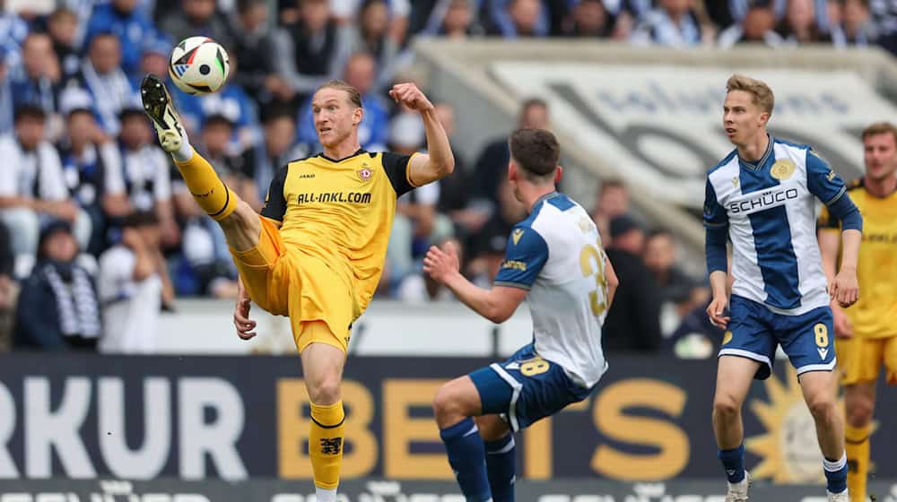  Bielefeld's Marius Woerl (M) and Sam Schreck (r) and Dresden's Vinko Sapina (l) fighting for the ball / Photo: Friso Gentsch/dpa