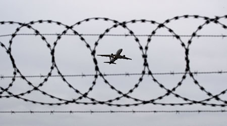 Der Flüchtlingsrat kritisiert erneut die sächsischen Behörden wegen einer Abschiebung. (Symbolbild) / Foto: Julian Stratenschulte/dpa