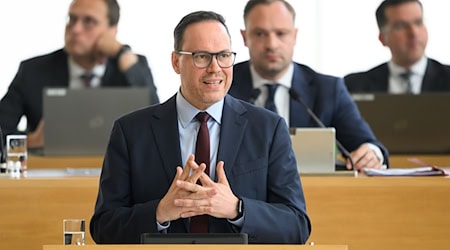 Minister za hospodarstwo Dirk Panter chce wjace brónjenskich firmow do Sakskeje přiwabić.  / Foto: Robert Michael/dpa