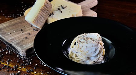 Die größte Hürde bei der Zubereitung des Pastagerichts Cacio e Pepe ist das Verklumpen des Käses. Ein Forschungsteam hat nun eine Methode entwickelt, um das zu verhindern. / Foto: Simone Frau/American Institute of Physics/dpa