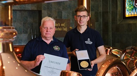 Braumeister Bernd Heitmann (links) und Brauer Oliver Herzog präsentieren stolz den Bundesehrenpreis, die höchste Ehrung der deutschen Ernährungswirtschaft. Fotos: Schwerter Brauerei 