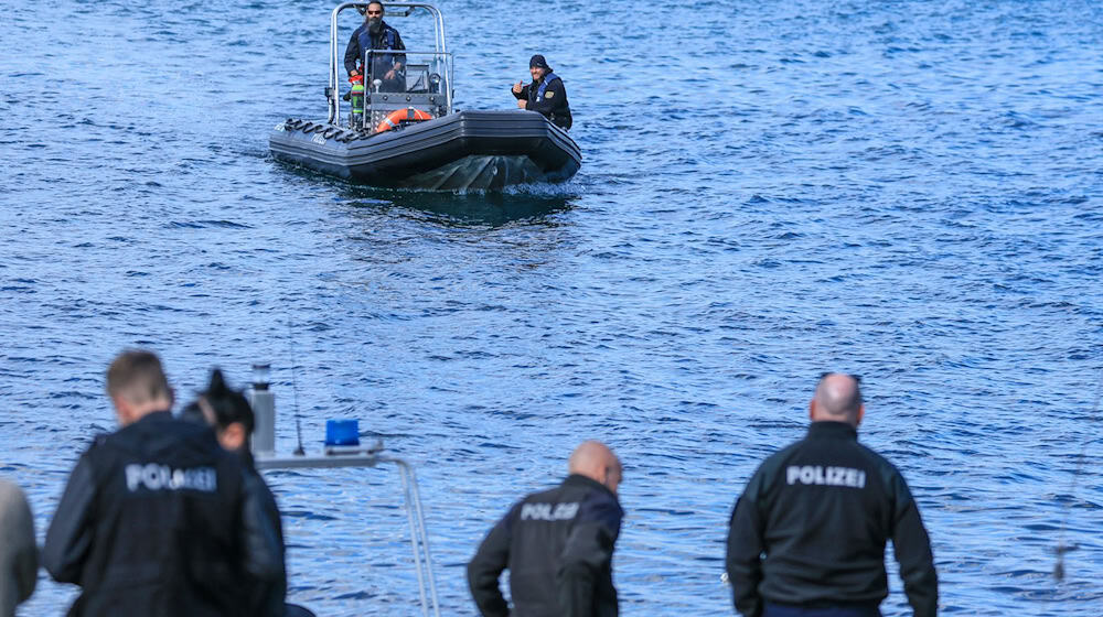 Die Polizei bestätigte einen Fund im See. / Foto: Jan Woitas/dpa