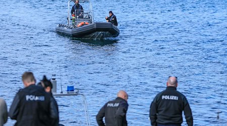 Die Polizei bestätigte einen Fund im See. / Foto: Jan Woitas/dpa