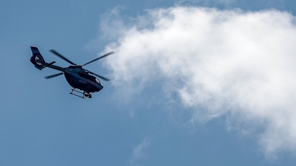 Weil die Suche nach dem vermissten Elfjährigen zunächst erfolglos blieb, wurde ein Polizeihubschrauber angefordert. (Archivbild) / Foto: Jan Woitas/dpa
