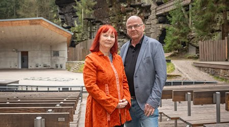 Bestsellerautorin Sabine Ebert und Regisseur Manuel Schöbel auf der Felsenbühne Rathen. Foto: Landesbühnen © René Jungnickel