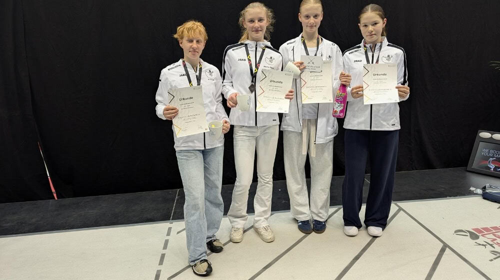 Radebeuler U17 Fechterinnen holen Deutschen Vizemeistertitel im Damenflorett. Foto: Robert Peche