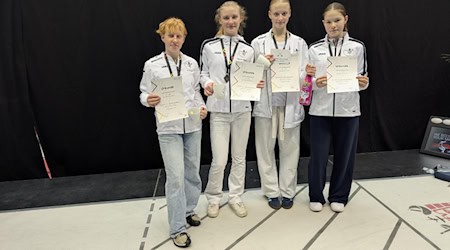 Radebeuler U17 Fechterinnen holen Deutschen Vizemeistertitel im Damenflorett. Foto: Robert Peche