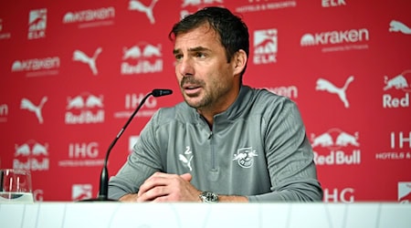 RB Leipzig coach Zsolt Löw must win with his team in Bremen if they are to have any chance of reaching the Champions League.  / Photo: Elisa Schu/dpa