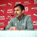 RB Leipzigs Trainer Zsolt Löw muss mit seinem Team in Bremen gewinnen, um noch eine Chance auf die Champions League zu haben.  / Foto: Elisa Schu/dpa